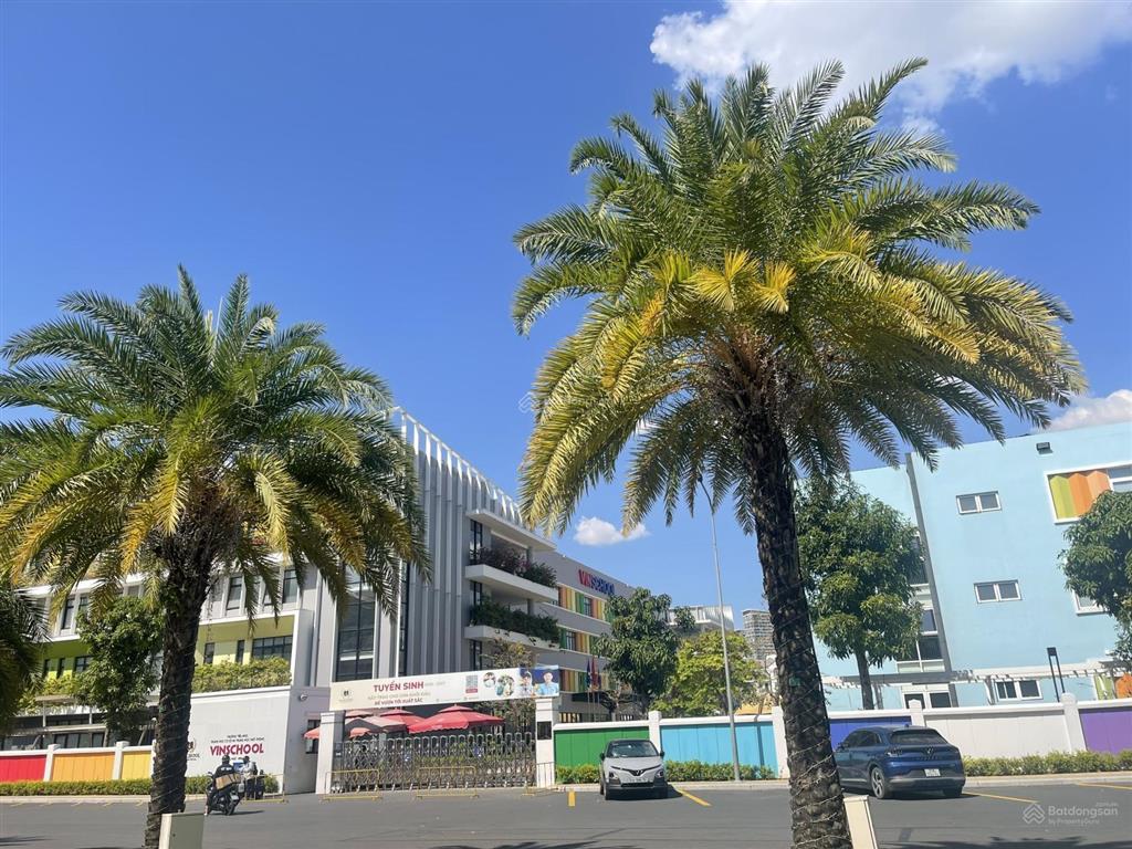 Nhà phố giá tốt dt126m2, giá 23 tỷ, ngay cồng trường vinschool thông công viên 36ha, kinh doanh tốt