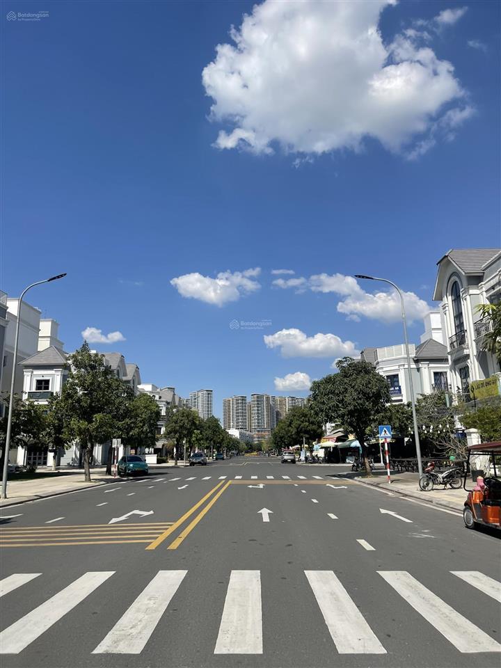 Nhà phố giá tốt dt126m2, giá 23 tỷ, ngay cồng trường vinschool thông công viên 36ha, kinh doanh tốt