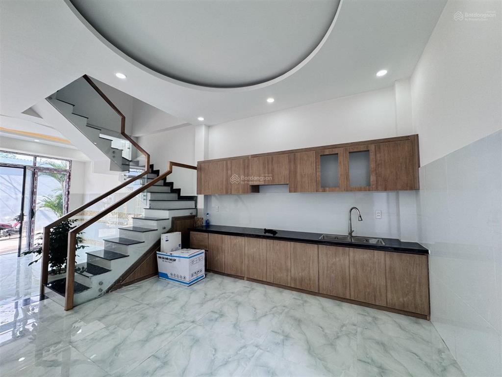 Nhà 4 tầng, hẻm xe hơi, ngay lã xuân oai giá 6,3 tỷ còn tl