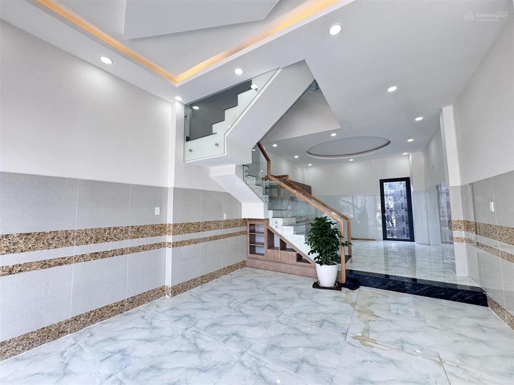 Nhà 4 tầng, hẻm xe hơi, ngay lã xuân oai giá 6,3 tỷ còn tl