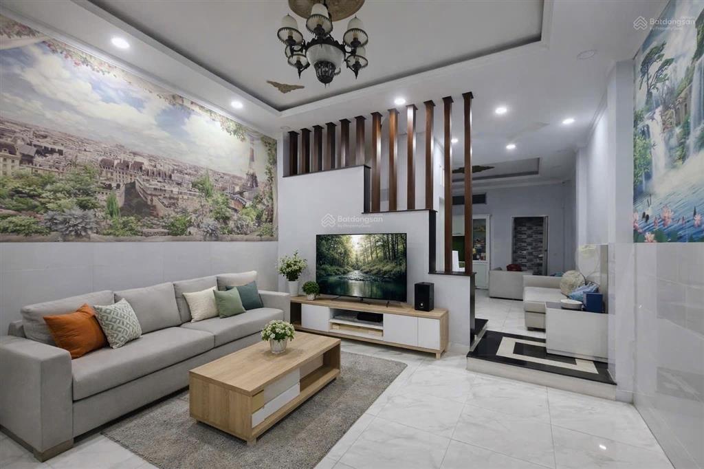 Nhà 4 tầng, hẻm xe hơi đường lã xuân oai giá 5,8 tỷ