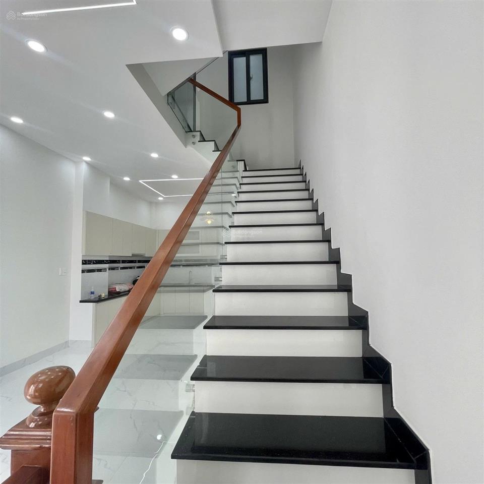 Bán nhà 3 tầng, hẻm xe hơi, gần vinhomes quận 9, giá 4,85 tỷ