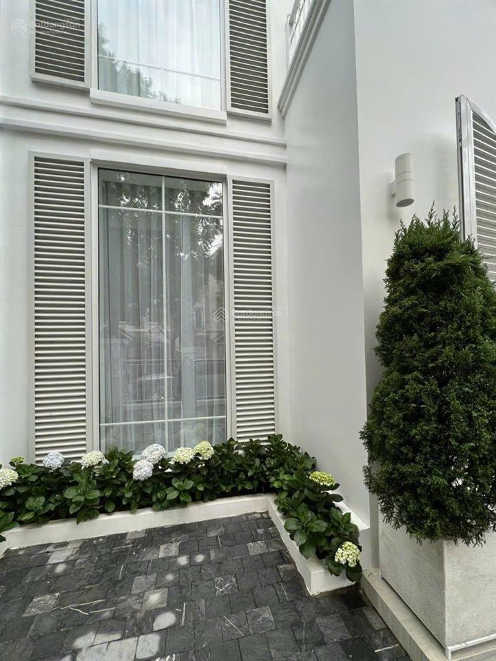 Chủ nhà gửi cho thuê song lập hoa sữa vinhomes riverside, full nội thất có thang máy giá 45 triệu