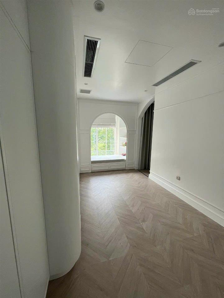 Chủ nhà gửi cho thuê song lập hoa sữa vinhomes riverside, full nội thất có thang máy giá 45 triệu