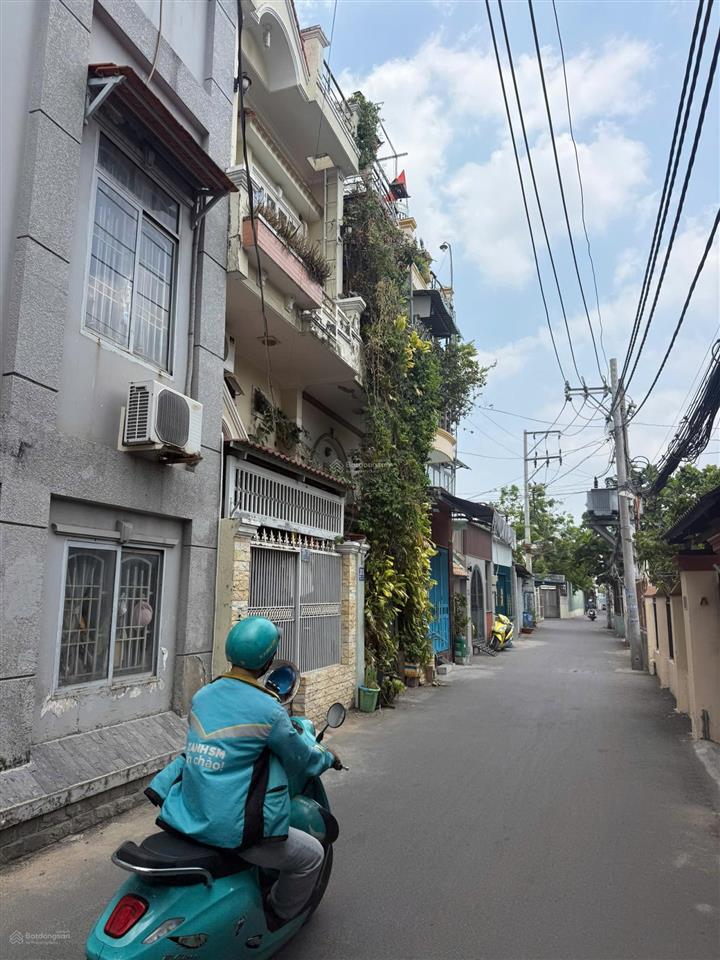 Nhà hẻm xe hơi tránh sau lưng chợ bình triệu
