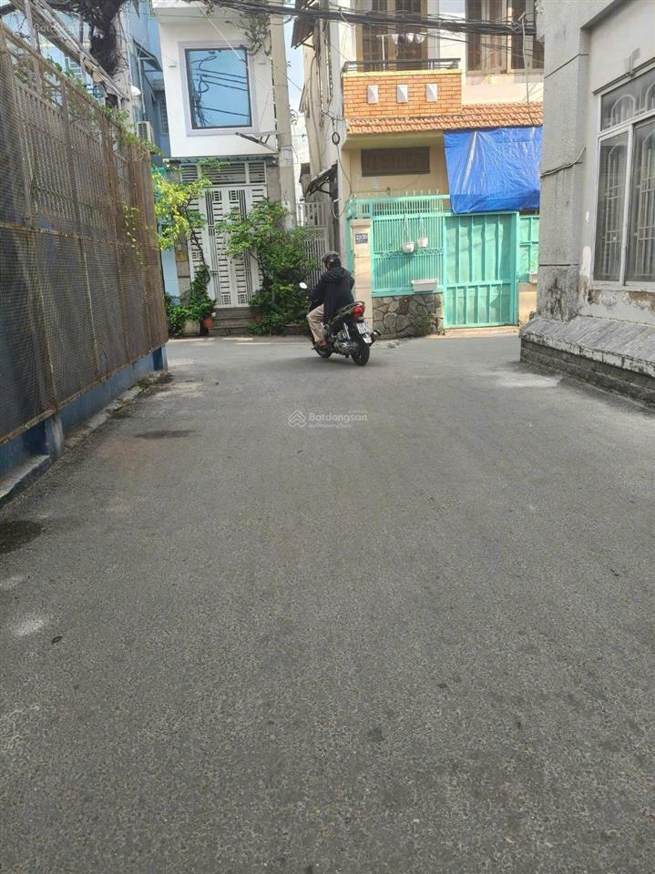 Nhà hẻm xe hơi tránh sau lưng chợ bình triệu