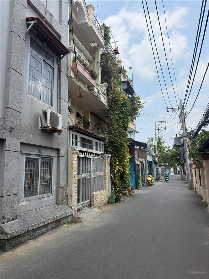 Nhà hẻm xe hơi tránh sau lưng chợ bình triệu