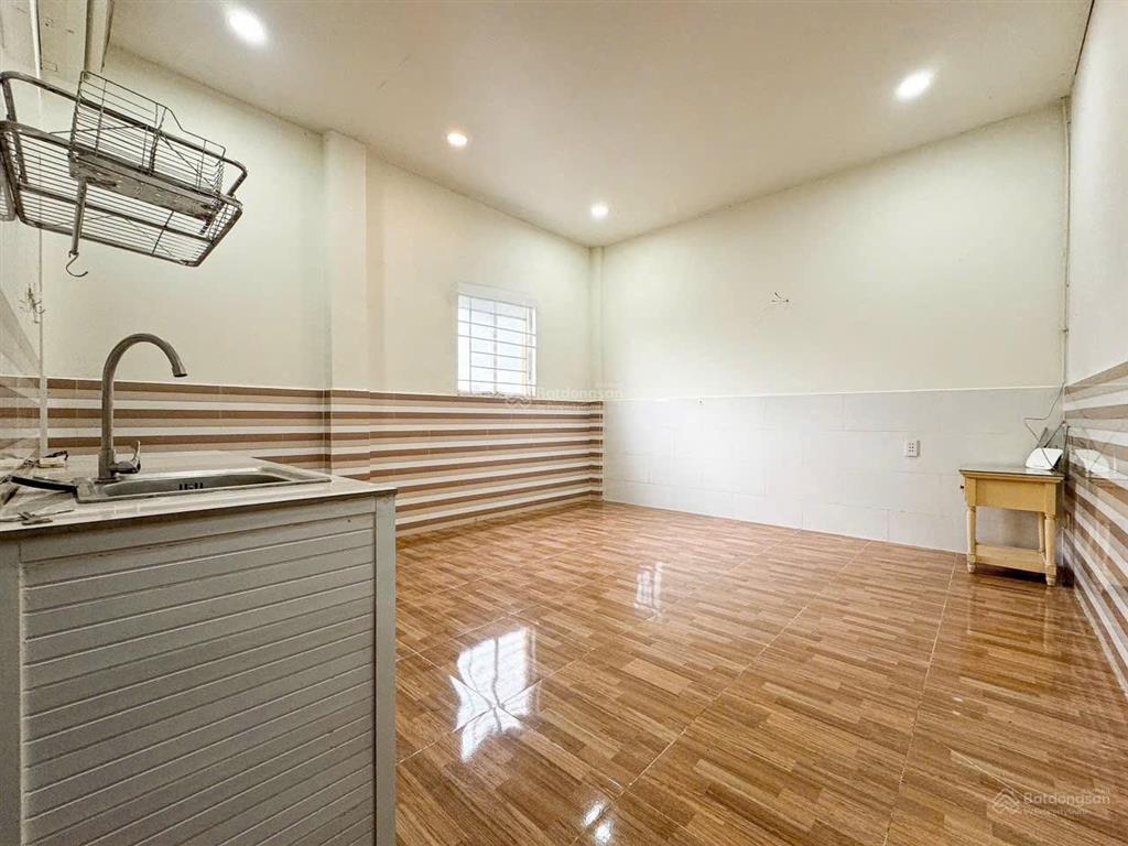 Studio cửa sổ máy lạnh gần dương đình hội