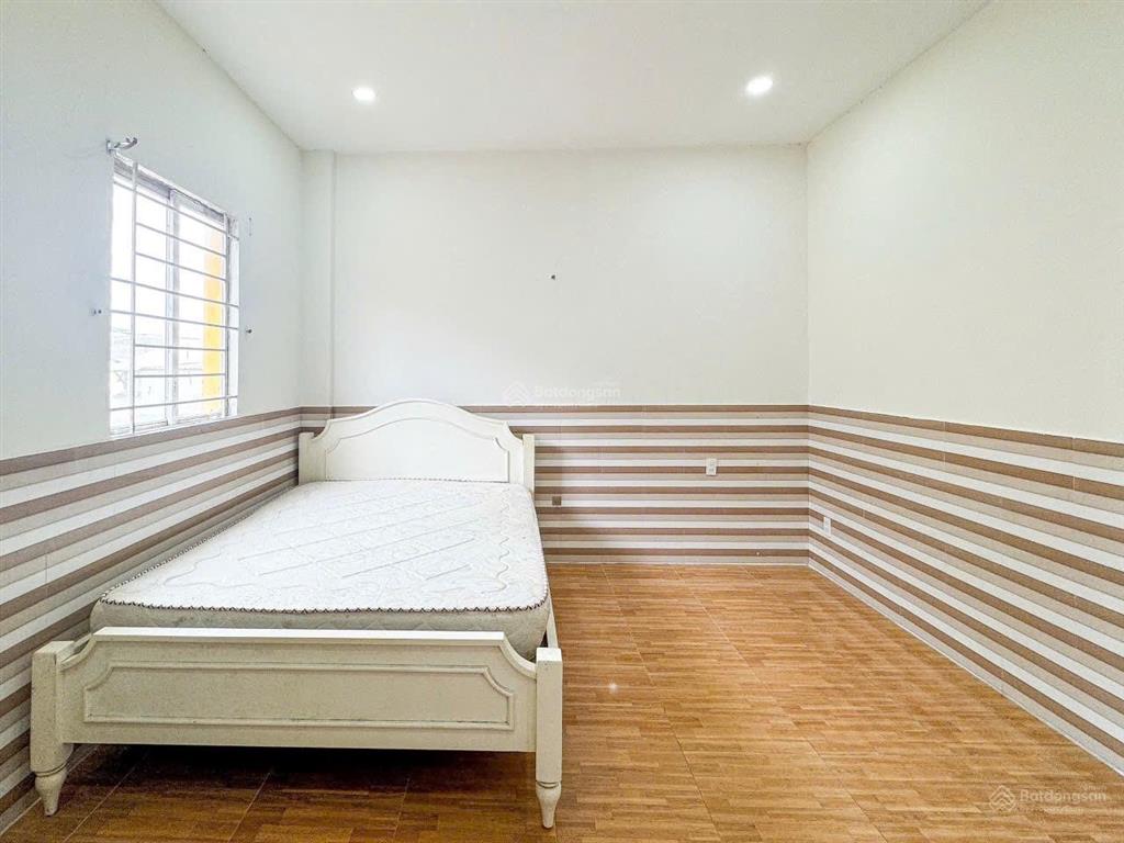 Studio cửa sổ máy lạnh gần dương đình hội