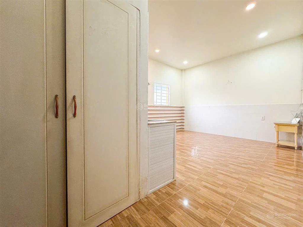 Studio cửa sổ máy lạnh gần dương đình hội