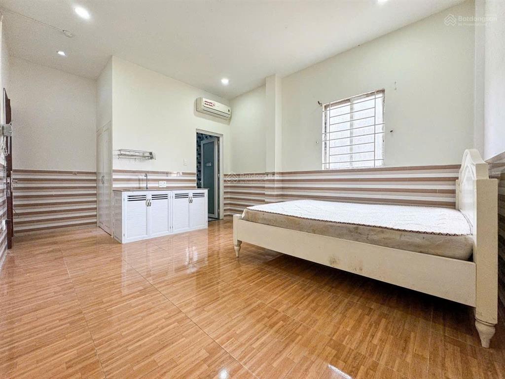 Studio cửa sổ máy lạnh gần dương đình hội
