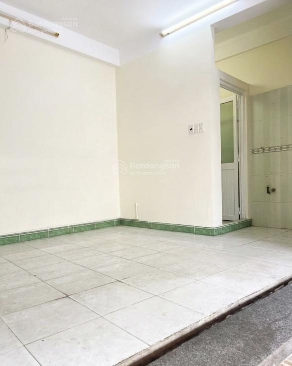 Cho thuê mặt bằng kinh doanh sầm uất đường nguyễn trãi  quận 5, chiều ngang bề thế 6m.