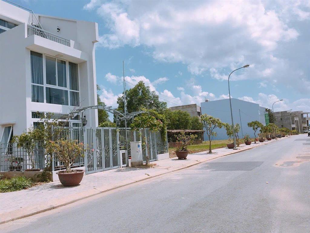 Kẹt tiền bán gấp đất nở hậu view hồ sen  83.9m2  giá 700 triệu