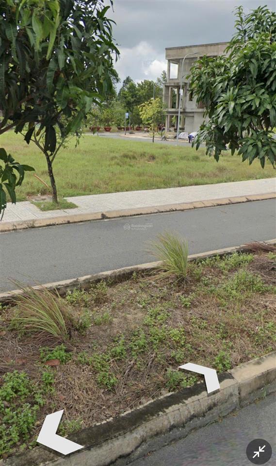 Kẹt tiền bán gấp đất nở hậu view hồ sen  83.9m2  giá 700 triệu