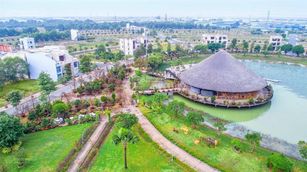 Kẹt tiền bán gấp đất nở hậu view hồ sen  83.9m2  giá 700 triệu