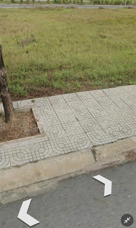 Kẹt tiền bán gấp đất nở hậu view hồ sen  83.9m2  giá 700 triệu