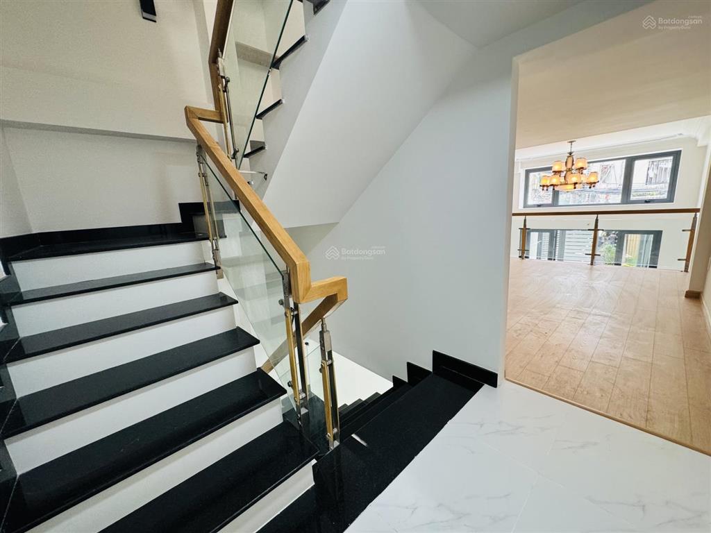 Đường 10m có lề "lạc long quân" 5 tầng đẹp ở ngay  56m2 chỉ hơn 9 tỷ
