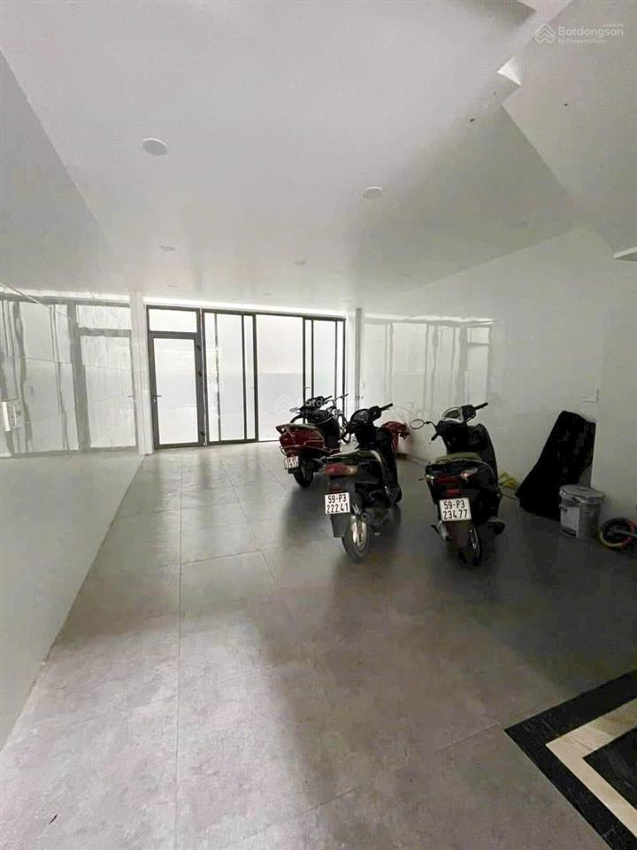 Tòa văn phòng mặt tiền ngay cộng hòa 190m² (6.3x30.5m) 5 tầng doanh thu 140tr/th