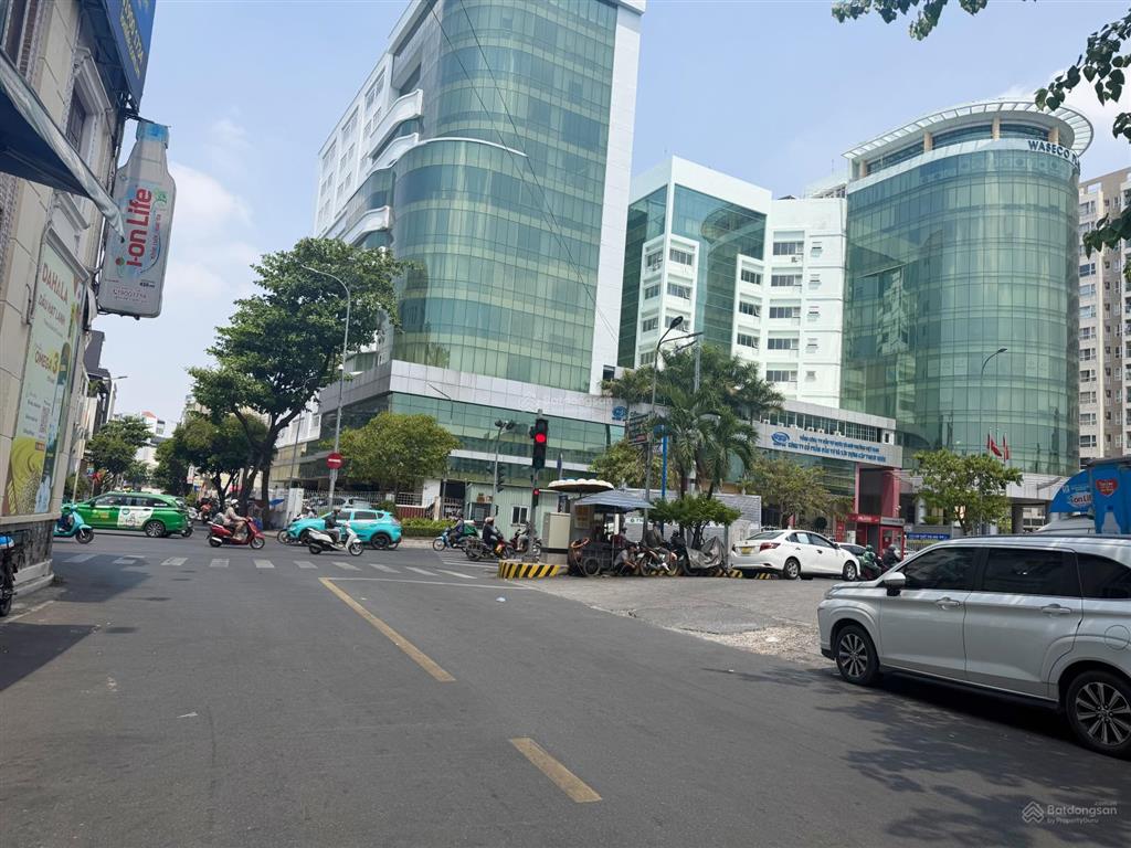 Biệt thự vip phổ quang  240m2 (ngang 10.5x23m) 3 tầng sát  xe hơi vào nhà  42 tỷ tl