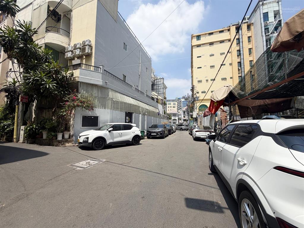 Biệt thự vip phổ quang  240m2 (ngang 10.5x23m) 3 tầng sát  xe hơi vào nhà  42 tỷ tl