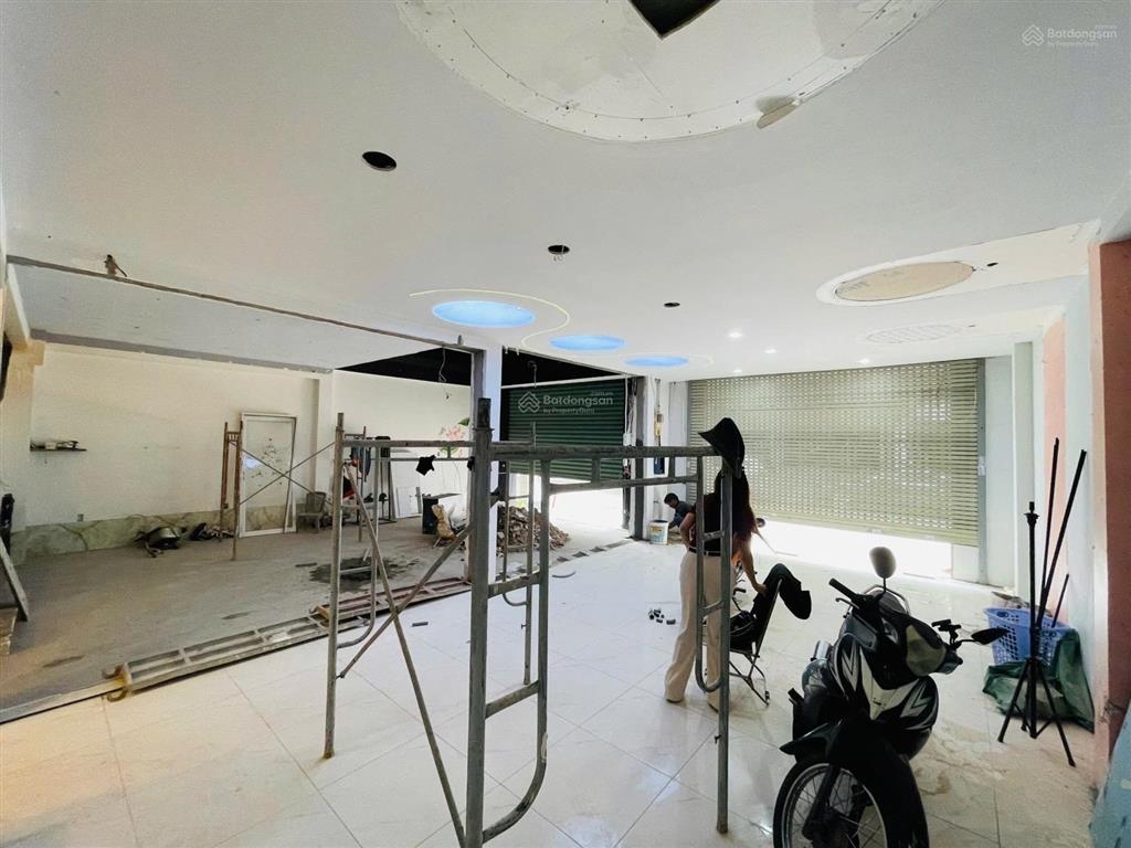 Mặt tiền ngang to 10m "huỳnh văn bánh" phú nhuận  3 tầng đoạn kd thời trang  46 tỷ tl
