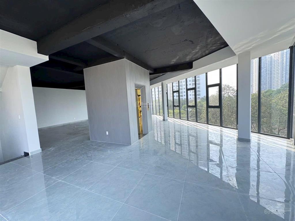 Nhà phố góc 3 mặt tiền dĩ an  dt 132m²  5 tầng thang máy sát tp.hcm  hợp kinh doanh  giá 17 tỷ