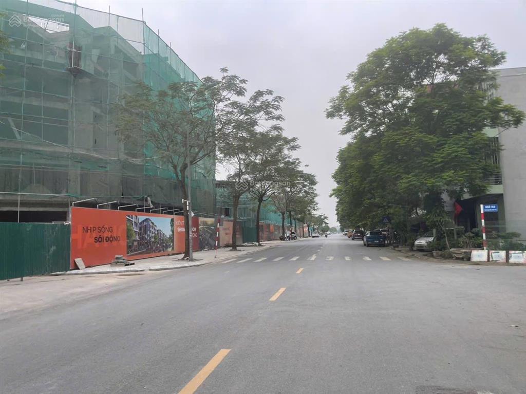 Diện tích rộng 230m2, mặt tiền 9 mét nằm ngay mặt đường hoàng quốc việt chỉ với giá 168 tỷ