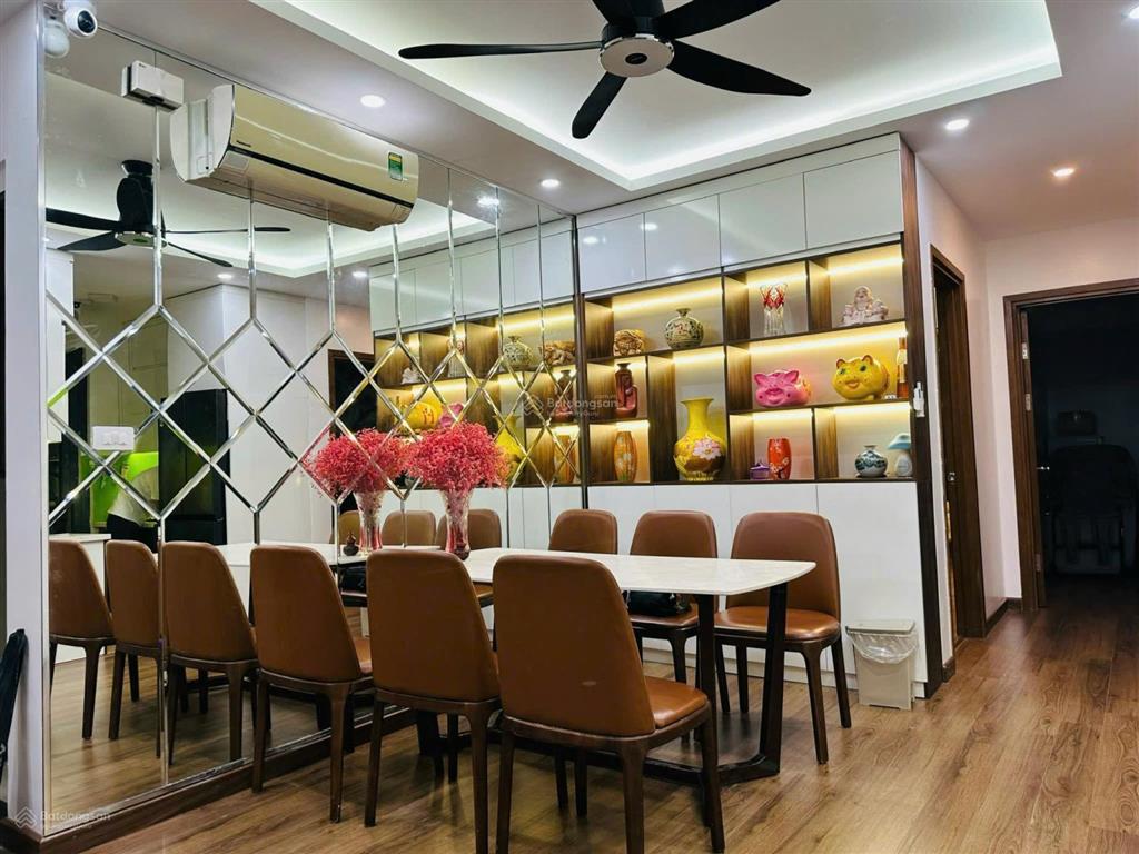 Bán biệt thự dt 105 m2 ngay tại việt hưng, nhà 6 tầng, mt 5m chủ tặng hết nội thất xịn xò giá chỉ