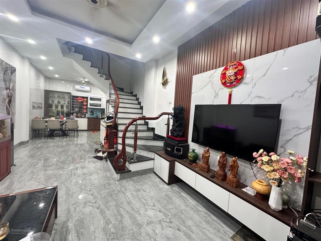 Bán nhà ngọc lâm dt 42 mét, nhà 4 tầng dân xây, về ở luôn, gần sân chơi diện tích rộng