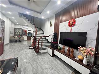 Bán nhà ngọc lâm dt 42 mét, nhà 4 tầng dân xây, về ở luôn, gần sân chơi diện tích rộng