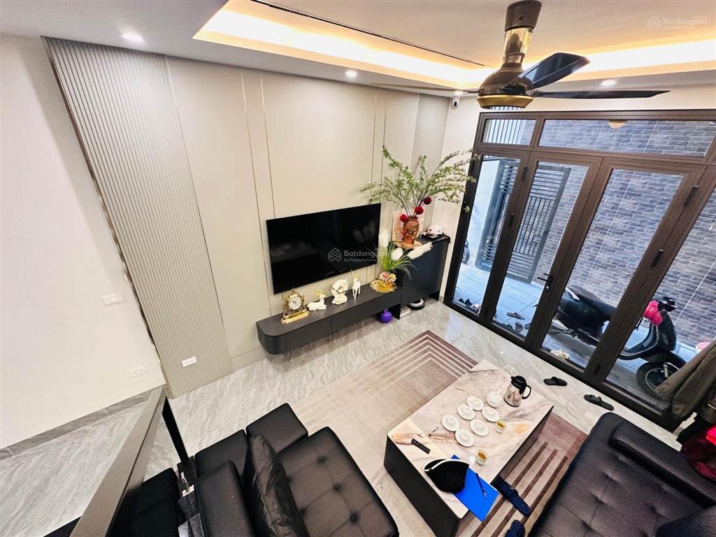 Bán nhà ngọc lâm dt 42 mét, nhà 4 tầng dân xây, về ở luôn, gần sân chơi diện tích rộng