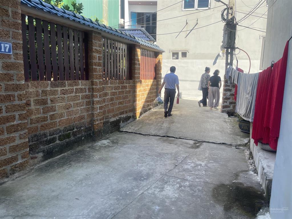 Chị họ e nhờ bán mảnh đất 52 mét, tặng nhà 2 tầng xây kiên cố, 3 thoáng vĩnh viễn, sau qh gần đường