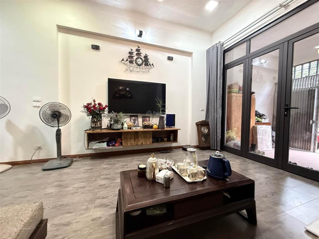 Bán nhà dt 45 mét, nhà dân xây, 4 tầng, gần 5 trường học, ô tô 5 chỗ đi qua nhà, giá chỉ nhỉnh 8 tỷ