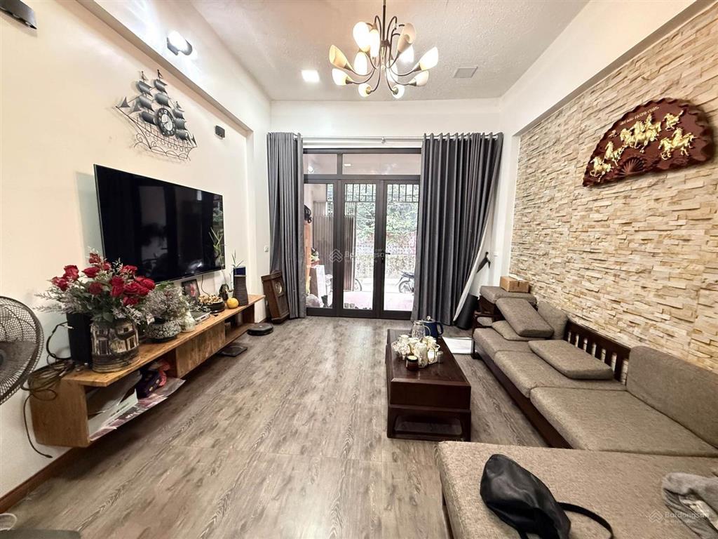 Bán nhà dt 45 mét, nhà dân xây, 4 tầng, gần 5 trường học, ô tô 5 chỗ đi qua nhà, giá chỉ nhỉnh 8 tỷ