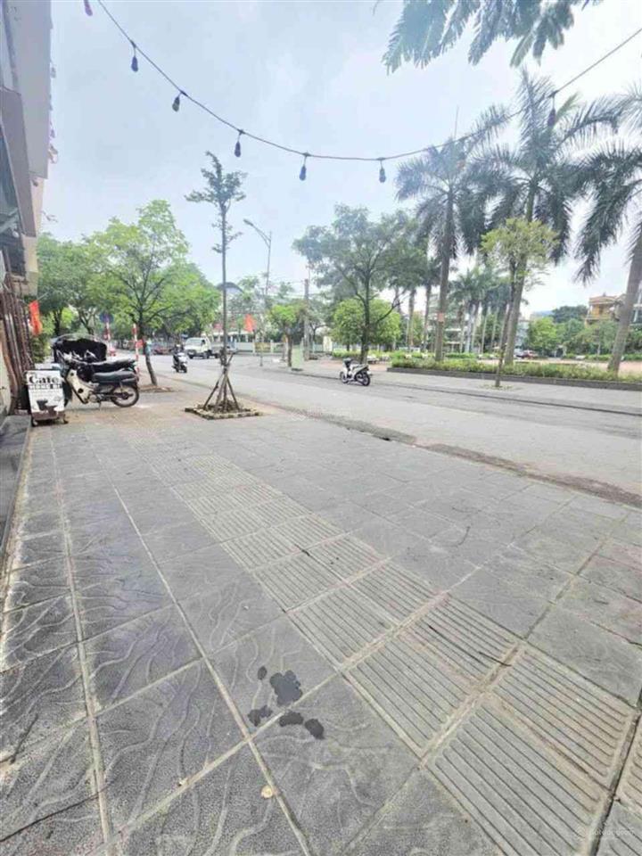 Bán lô góc lâm hạ, 3 mặt tiền, đẹp long biên, thoáng vĩnh viễn, trước mặt view hồ, dt 265m², giá
