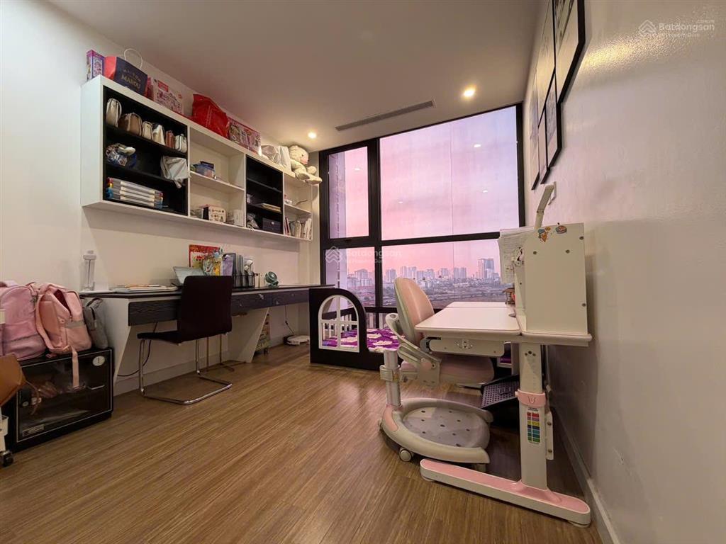 Cho thuê 3pn full đồ, view hồ, tầng đẹp vinhomes skylake
