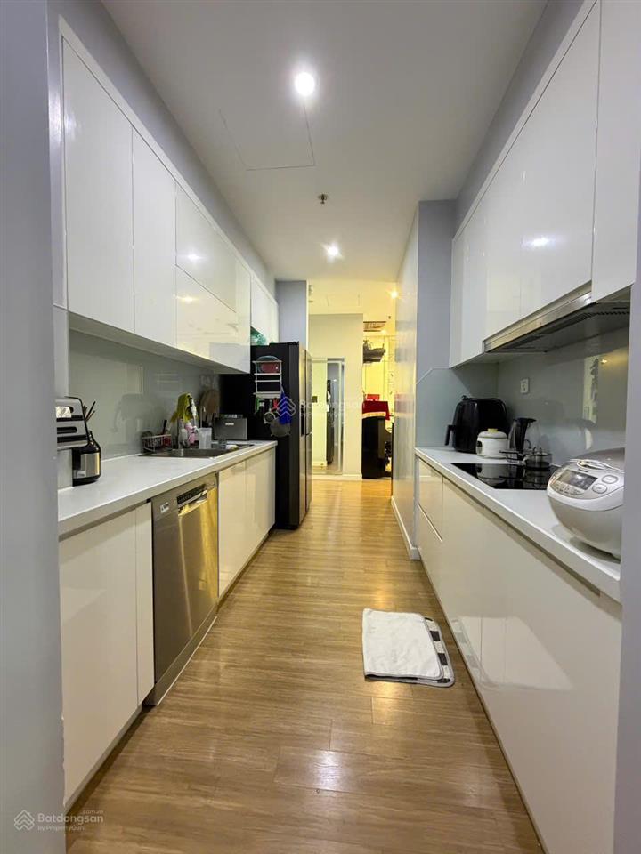 Cho thuê 3pn full đồ, view hồ, tầng đẹp vinhomes skylake