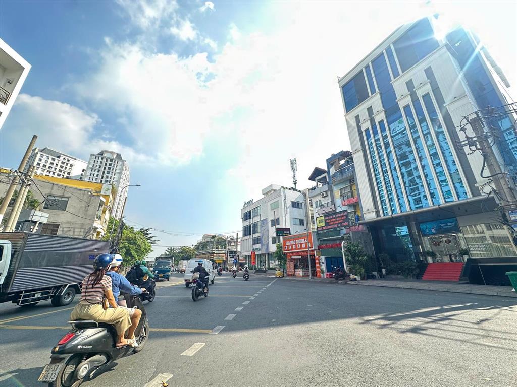 Cho thuê nhà mặt tiền đường phổ quang p9 phú nhuận  dt 4x20  trệt 2 lầu  35 triệu  0979 282 ***