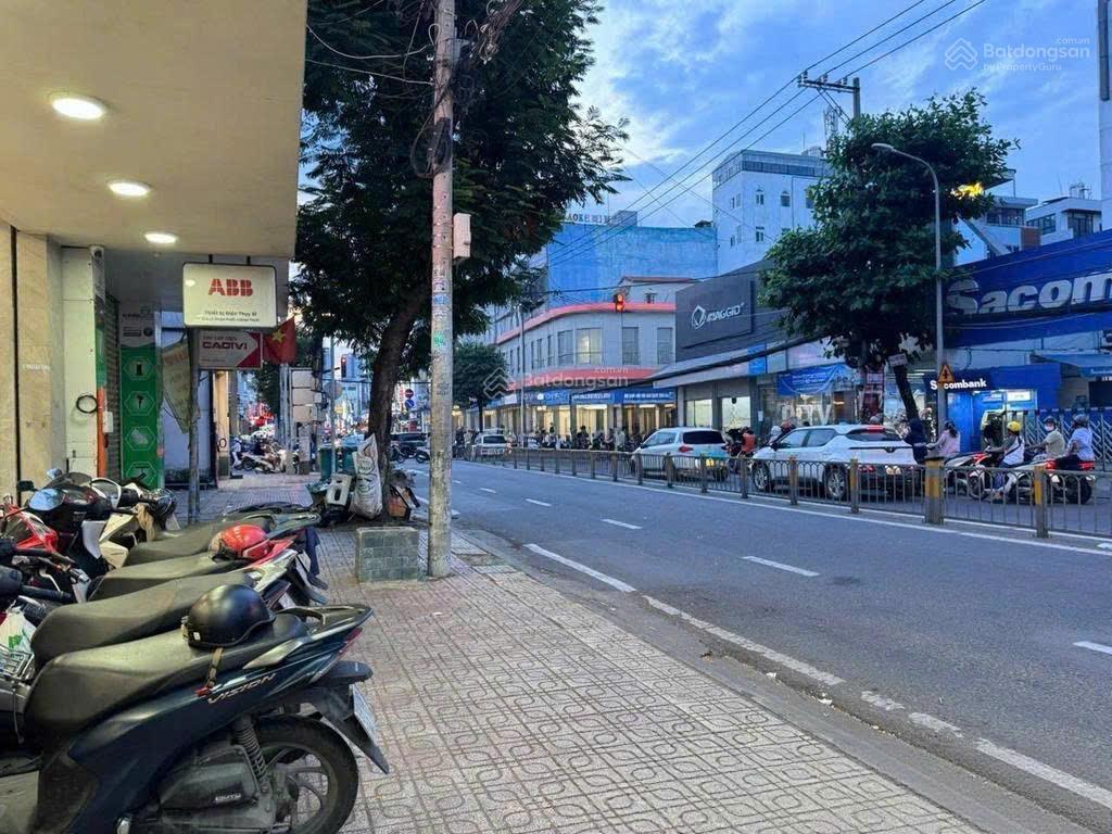 Cho thuê nhà mặt tiền đoạn đầu đường nguyễn thị thập quận 7  dt 8x30m  trệt suốt  giá 80 triệu