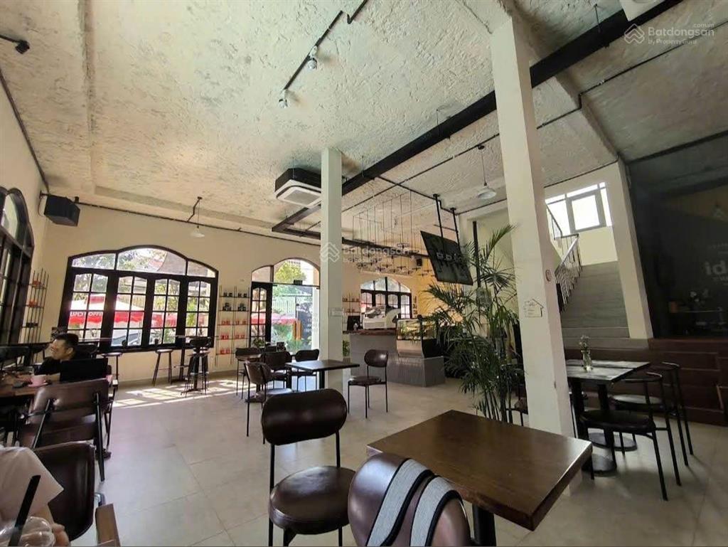 Cho thuê căn góc 2 nhà mặt tiền đường trần văn sắc p.thảo điền q2  dt 25x25  trệt lầu  180 triệu