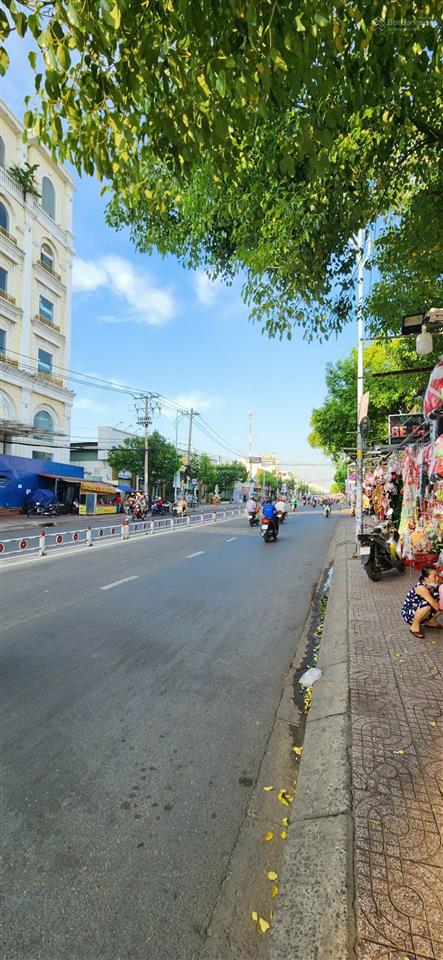 Giảm 50%, bán gấp tòa nhà 12.000m2, góc 2 mặt tiền lê văn quới, dòng tiền 2.5 tỷ/tháng giá 250 tỷ