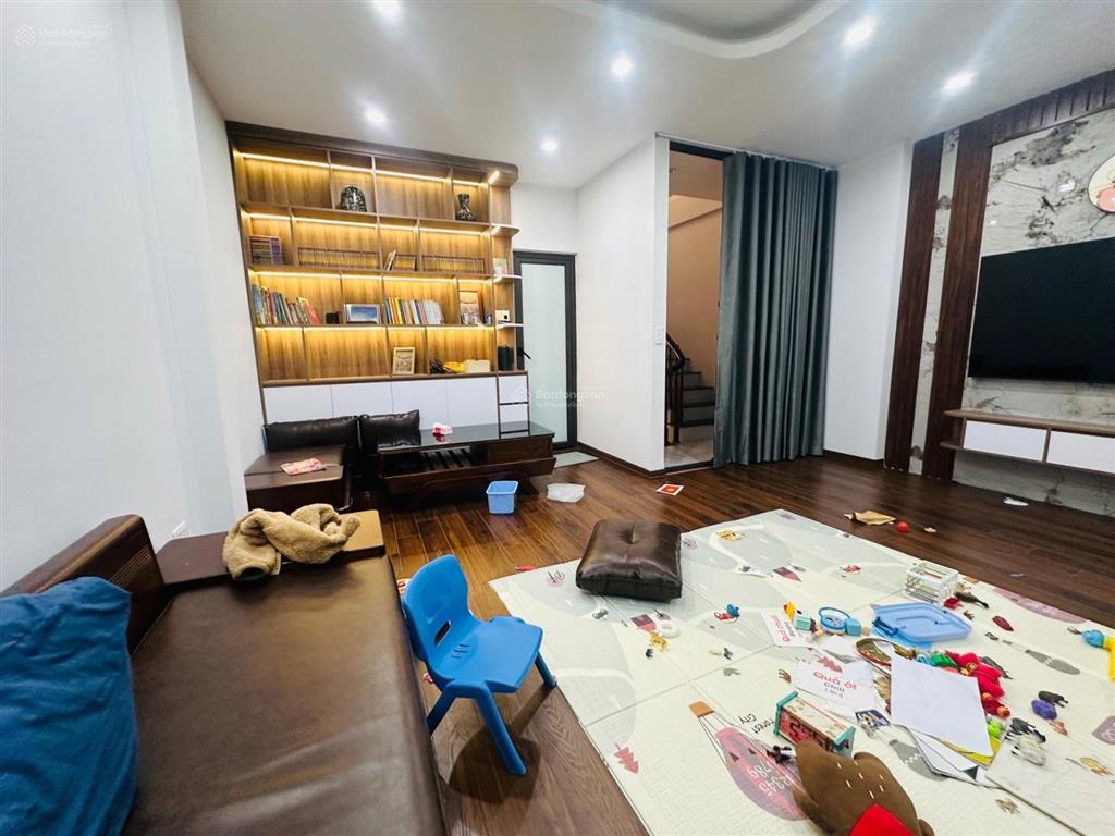 Bán nhà 5 tầng  dt 40m2  giá chỉ 6 tỷ 300  tây tựu  ô tô vào tận nơi