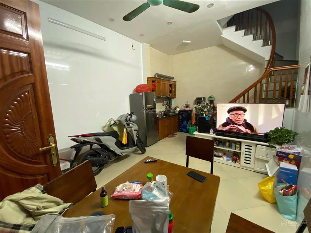 Chính chủ bán nhà thuỵ khuê 32m2 5 tầng , vtri đẹp gần hồ tây .