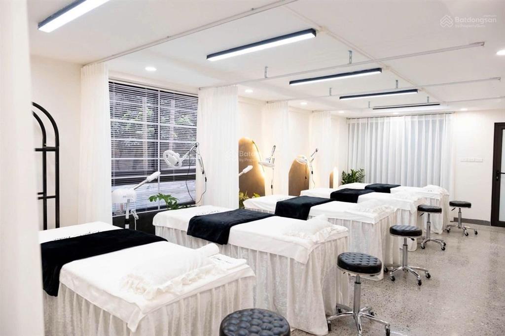 Hoàng cầu 92m2 x 7 tầng, thang máy, kd văn phòng mt 5m, cách phố 15m giá 22.8 tỷ