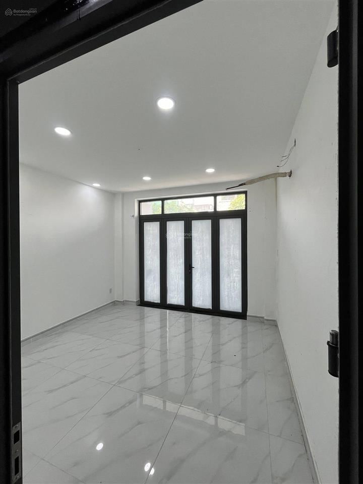 Tên lửa  cho thuê nhà mt 95tr/th  240m 12x20m  3 tấm  mt kinh doanh sầm uất