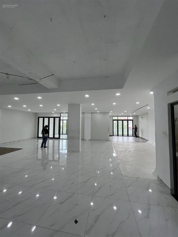 Tên lửa  cho thuê nhà mt 95tr/th  240m 12x20m  3 tấm  mt kinh doanh sầm uất