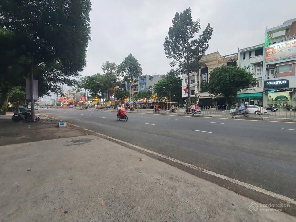 Bán nhà mtkd đường tên lửa 53,5 tỷ  270m doanh thu 100tr+/th  mt 13,5m  3,5 tấm