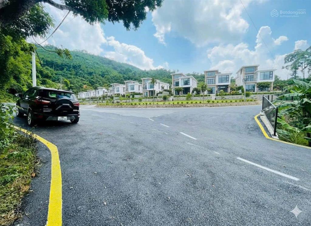 Bán lô view núi hồ điều hòa ngay tt hòa lạc, cách hn chỉ 30p di chuyển, có sổ giá chỉ 15 triệu/m2