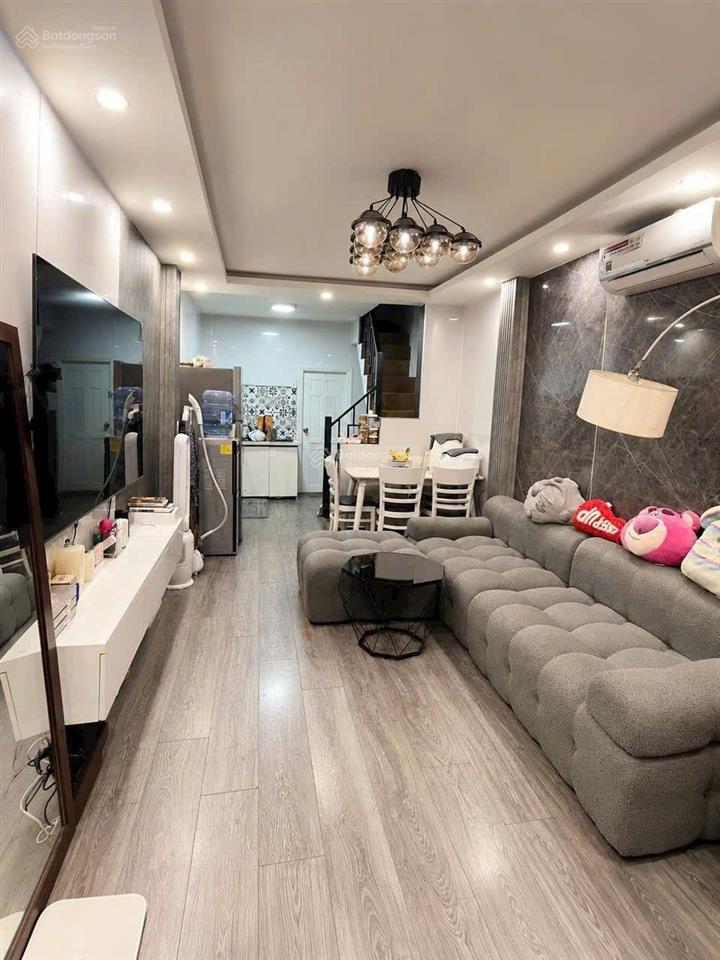 Cho thuê nhà đẹp ngay chợ nguyễn sơn  3x11m 2 tấm 2pn  tiện ở và kd, buôn bán, gần phú thọ hòa
