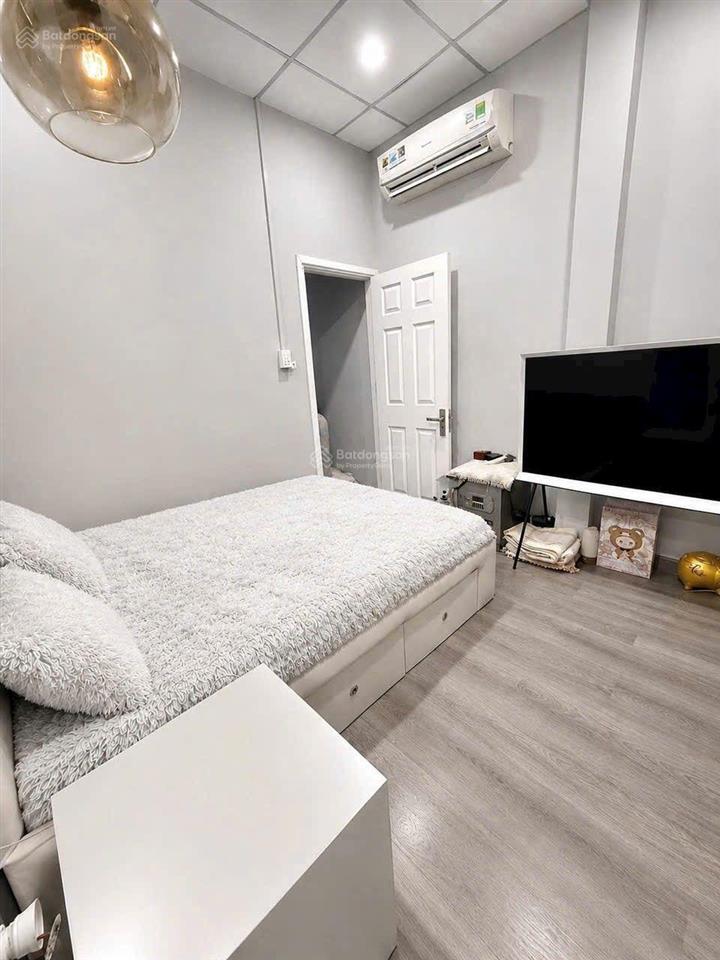 Cho thuê nhà đẹp ngay chợ nguyễn sơn  3x11m 2 tấm 2pn  tiện ở và kd, buôn bán, gần phú thọ hòa